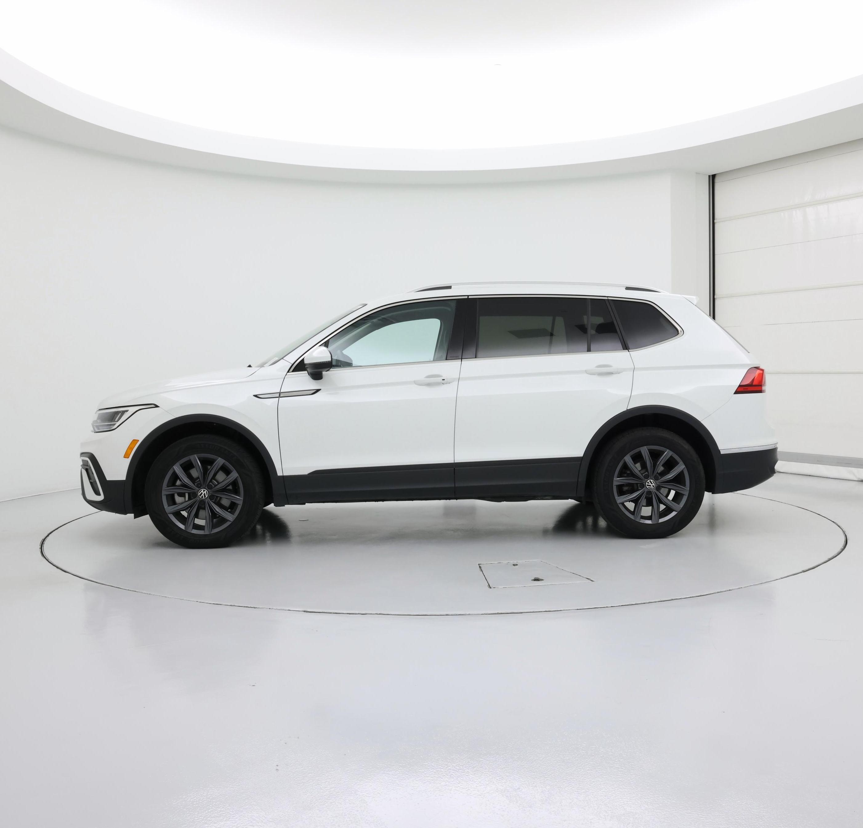 Thumbnail: 2023 Volkswagen Tiguan - 3