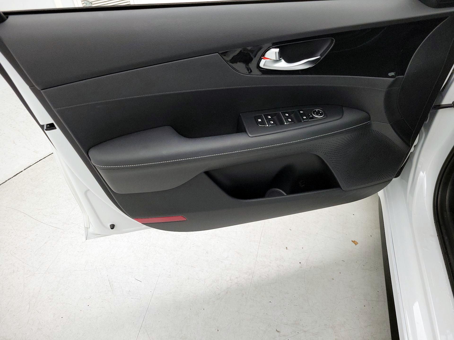 Thumbnail: 2022 Kia Forte - 12