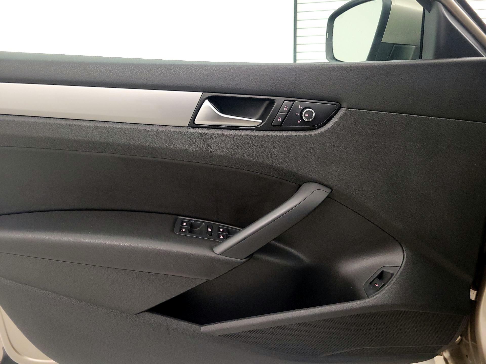 Thumbnail: 2015 Volkswagen Passat - 12