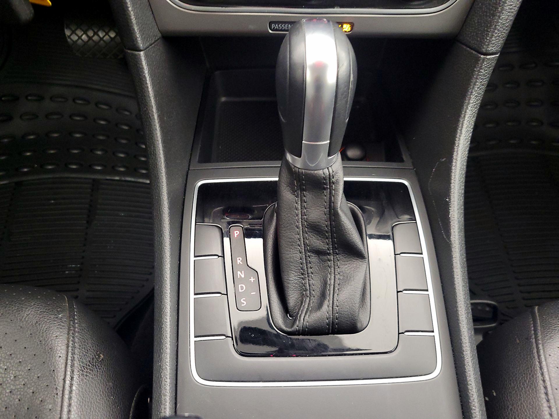 Thumbnail: 2015 Volkswagen Passat - 16
