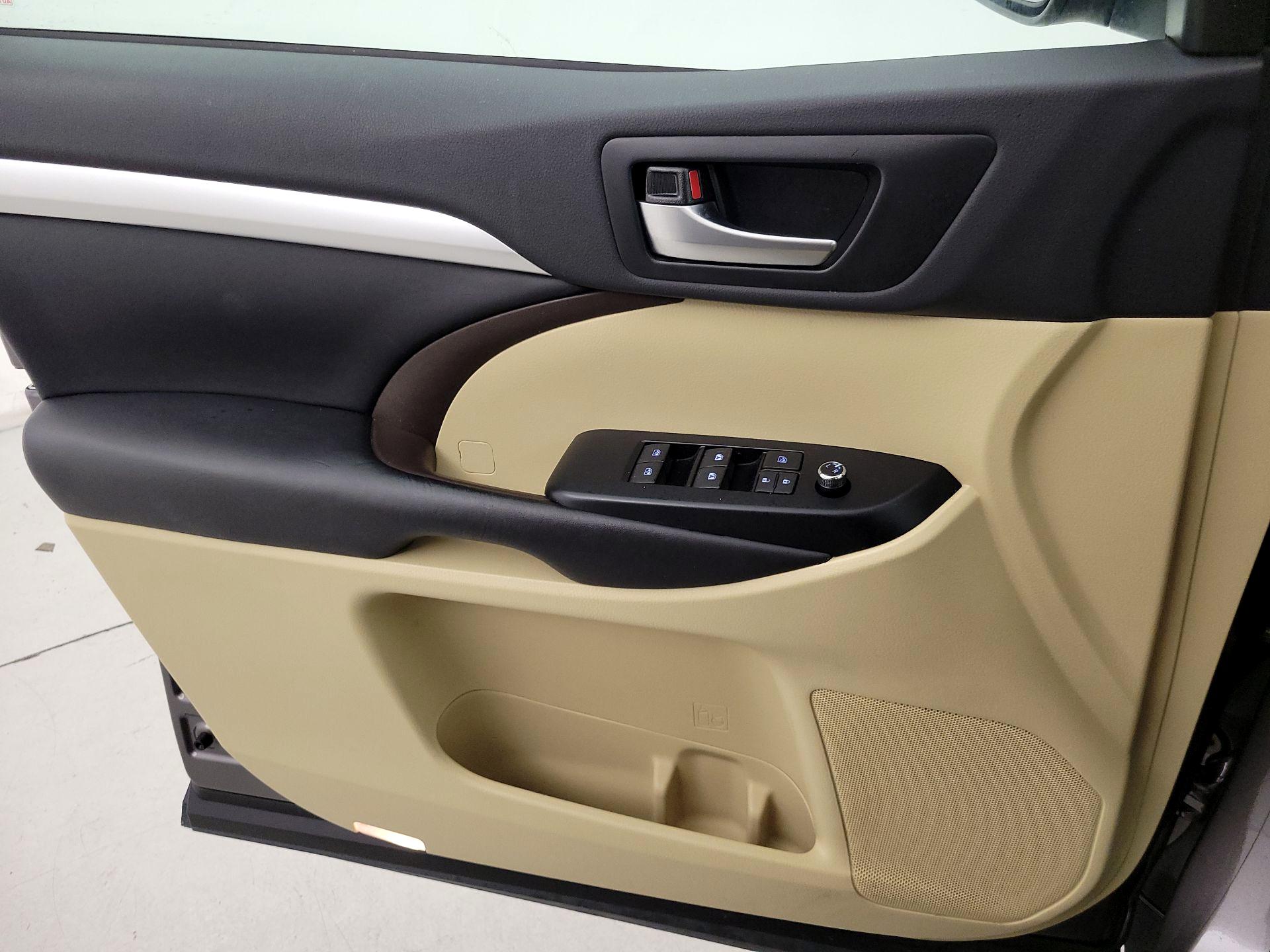 Thumbnail: 2019 Toyota Highlander - 12