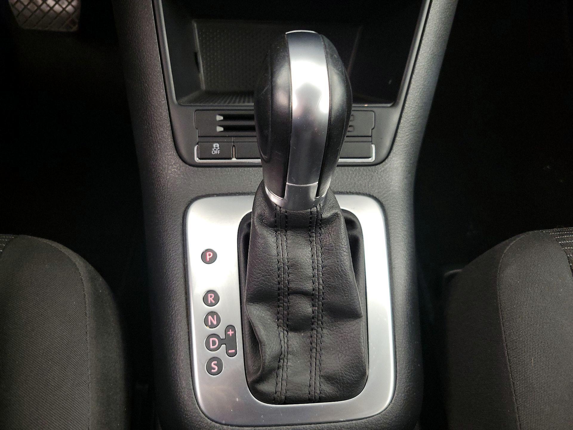 Thumbnail: 2015 Volkswagen Tiguan - 17