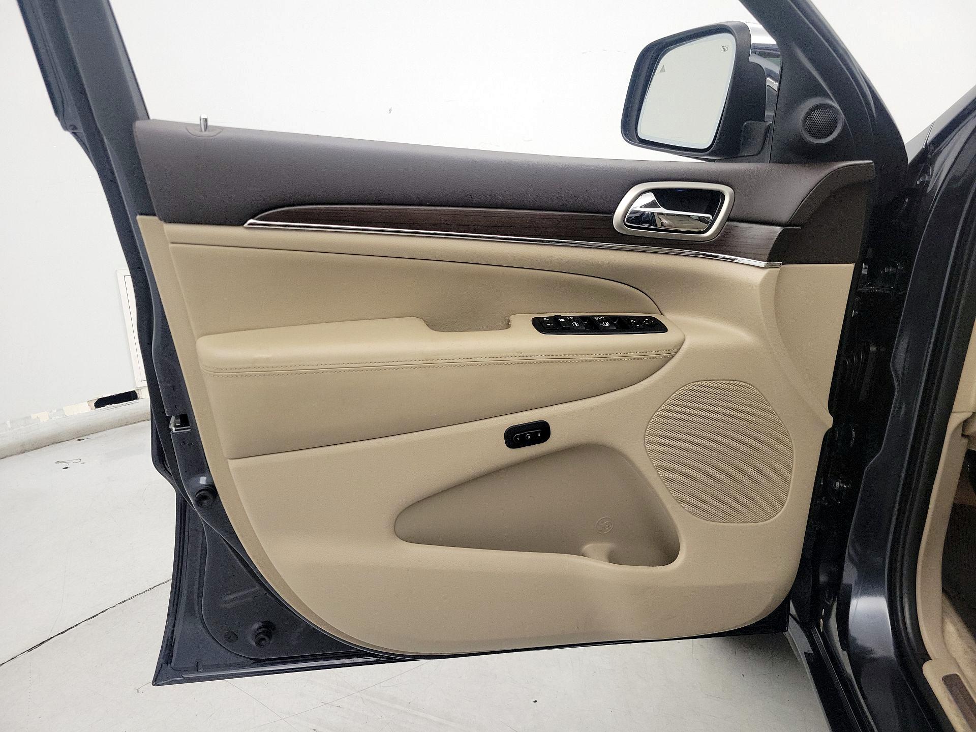 Thumbnail: 2015 Jeep Grand Cherokee - 12