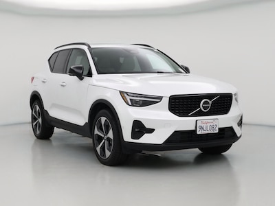 White 2025 Volvo XC40 B5 Plus Dark Theme