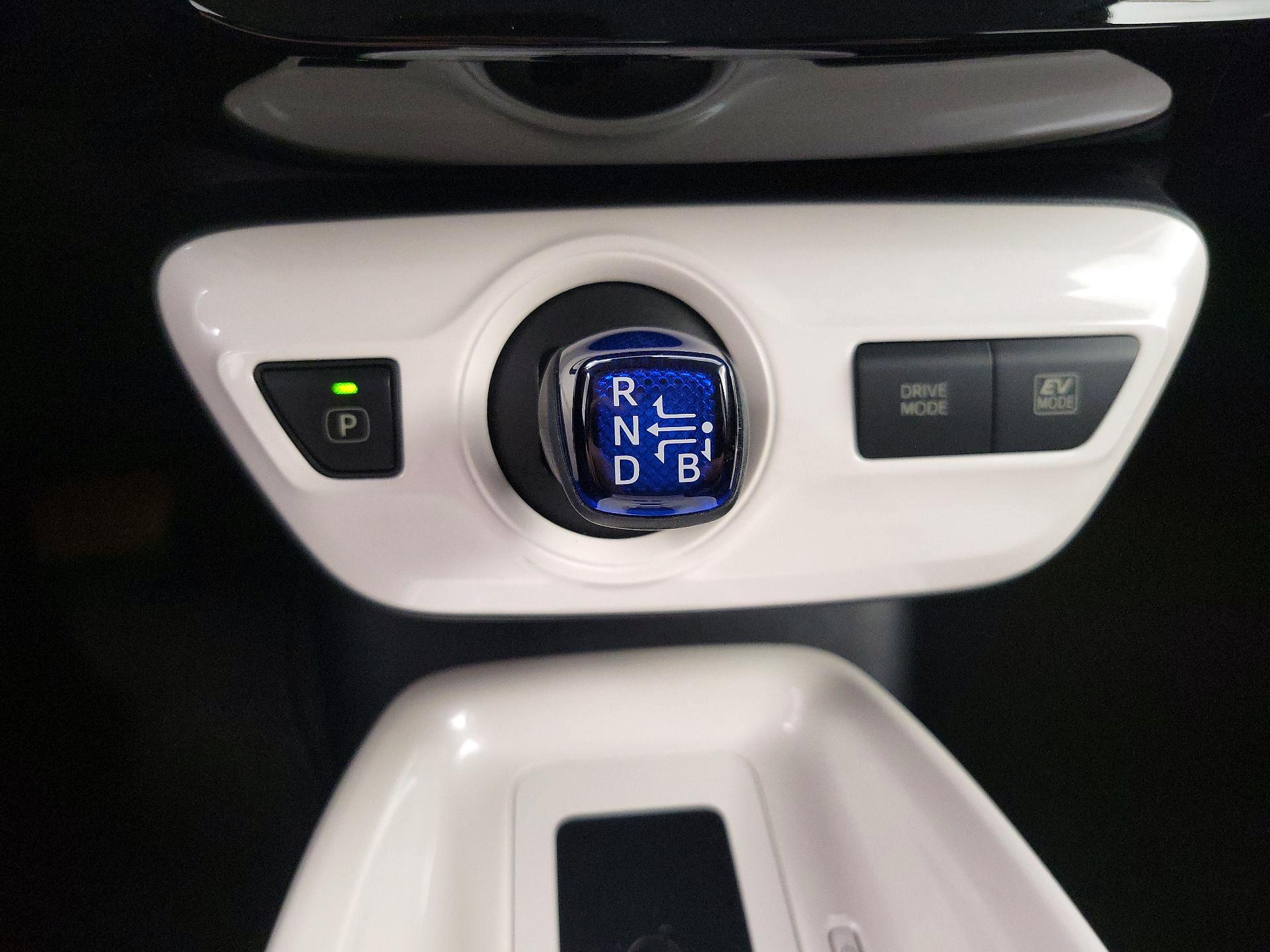 Thumbnail: 2017 Toyota Prius - 18