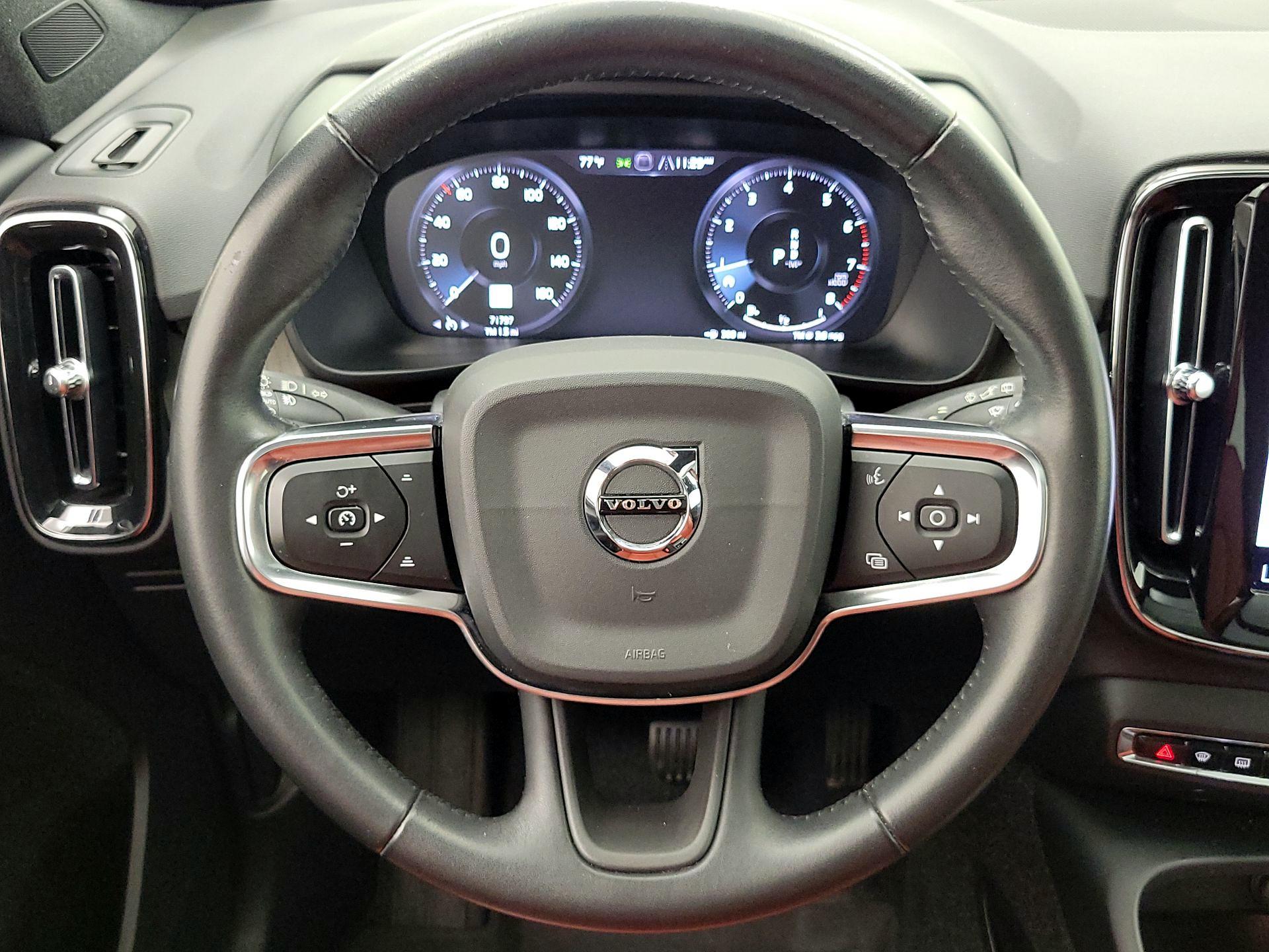 Thumbnail: 2021 Volvo XC40 - 10