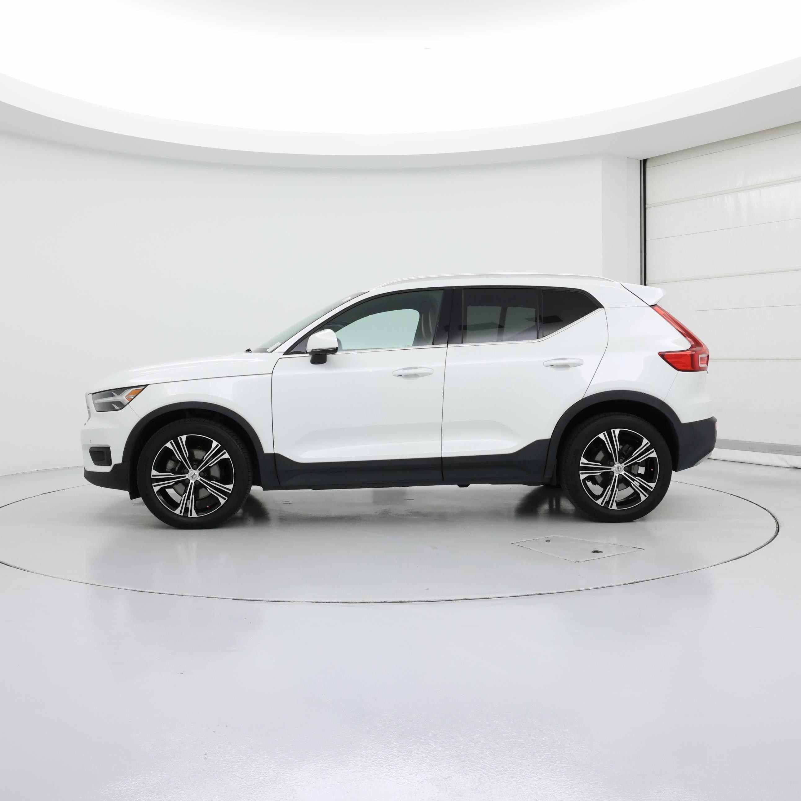 Thumbnail: 2021 Volvo XC40 - 3