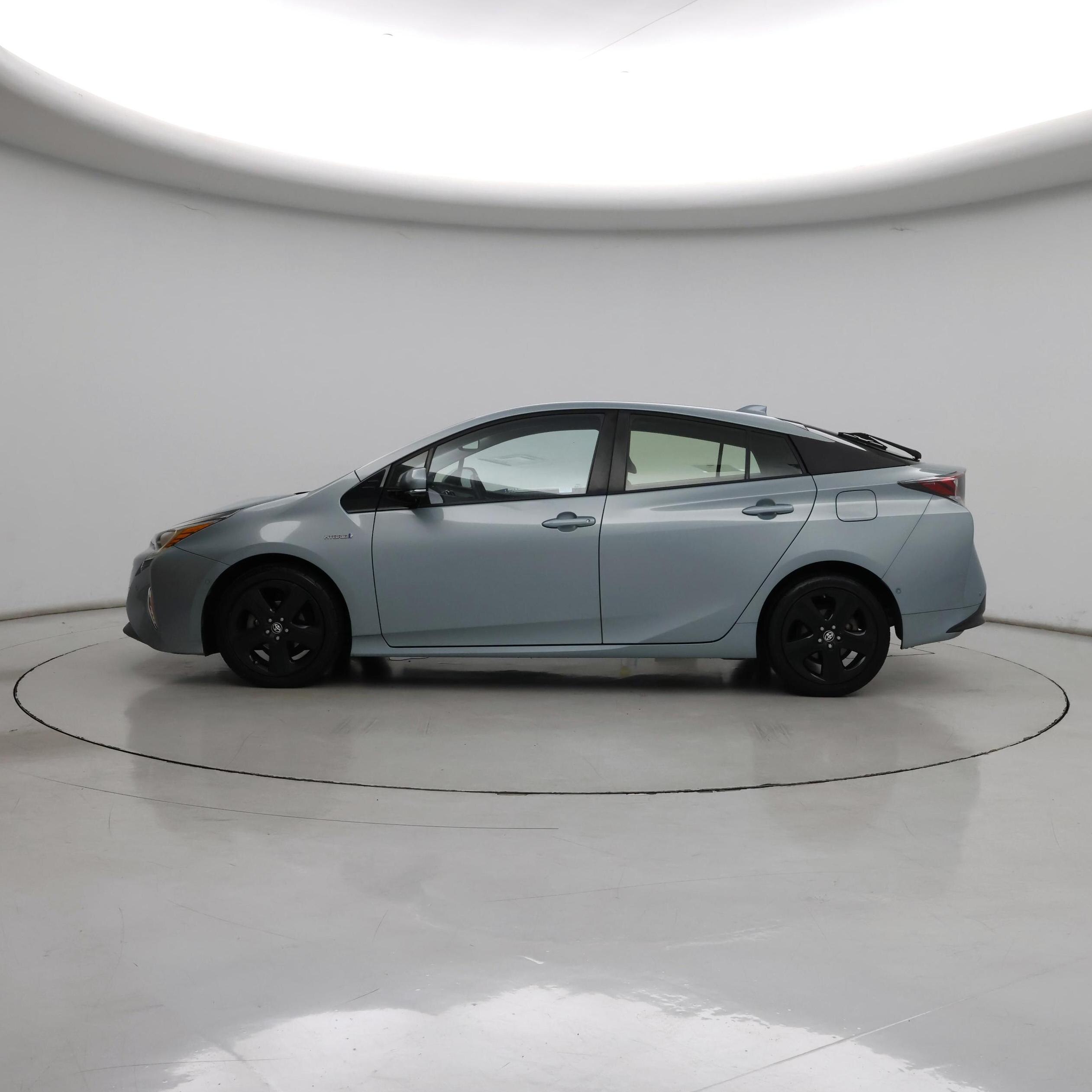 Thumbnail: 2017 Toyota Prius - 3