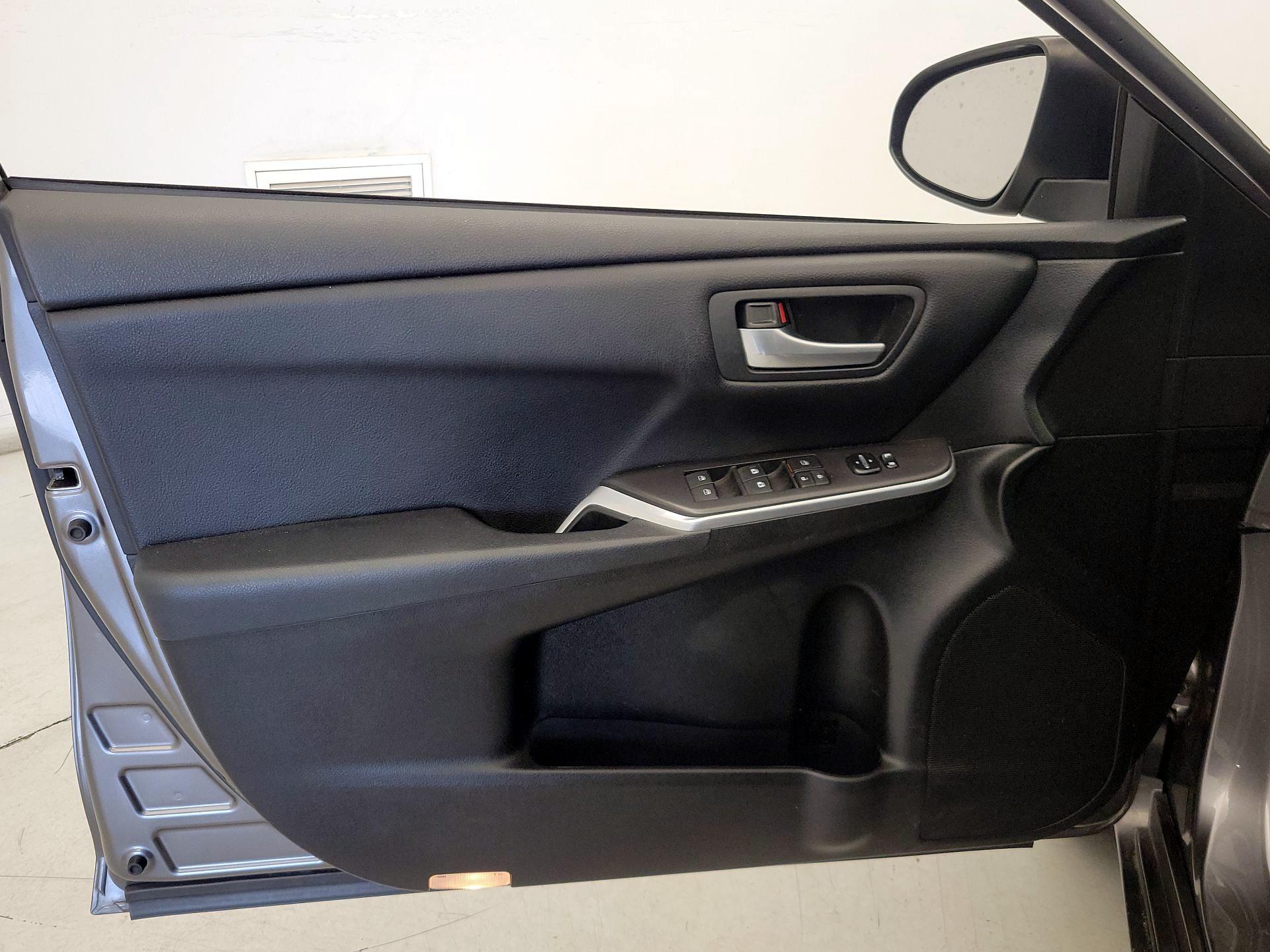 Thumbnail: 2016 Toyota Camry - 12