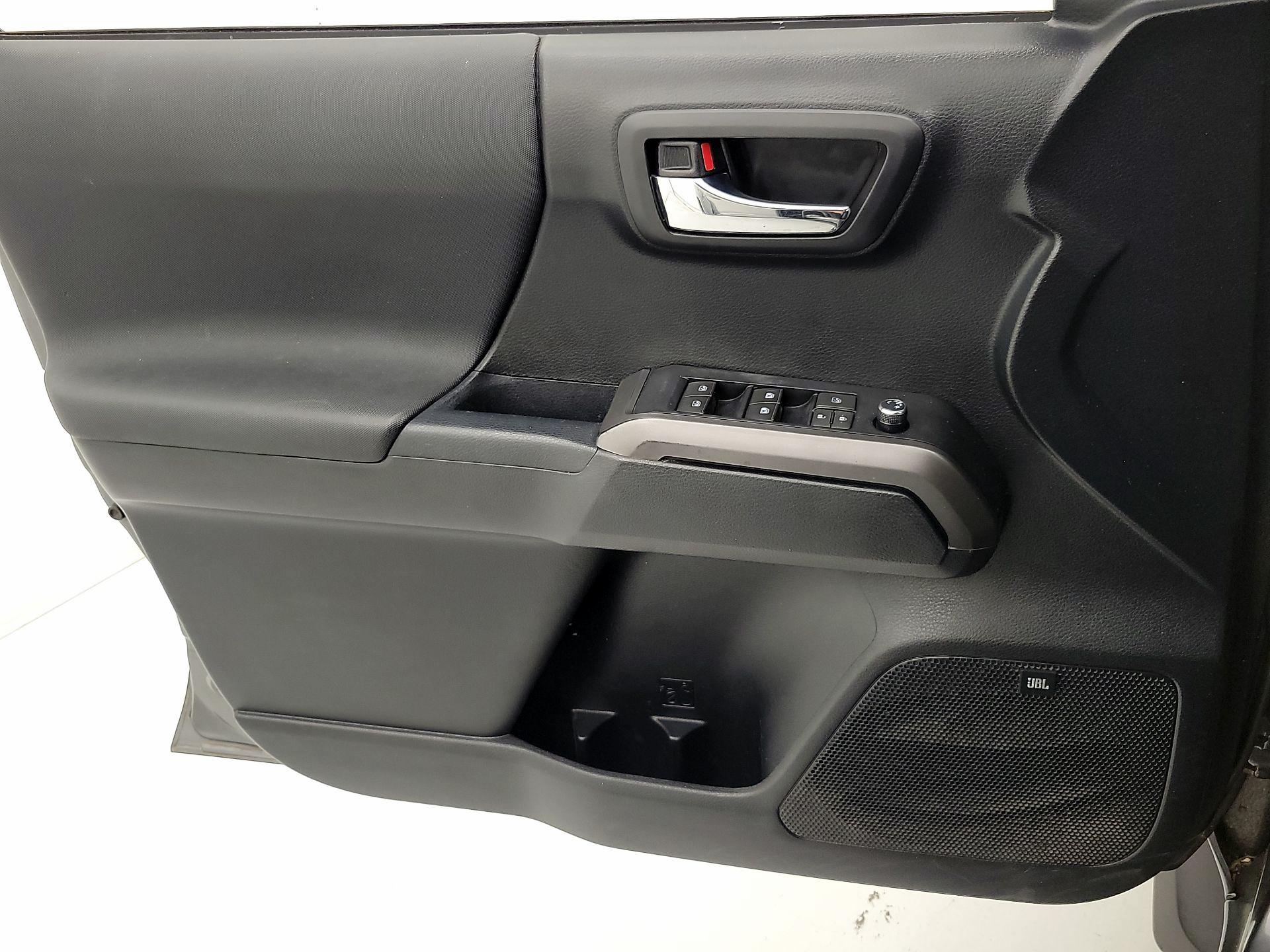 Thumbnail: 2016 Toyota Tacoma - 12