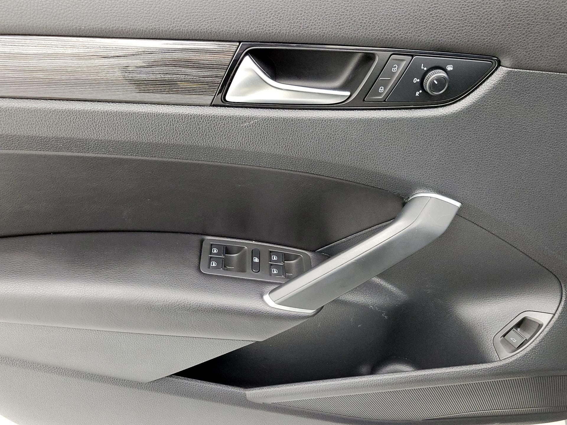 Thumbnail: 2020 Volkswagen Passat - 12