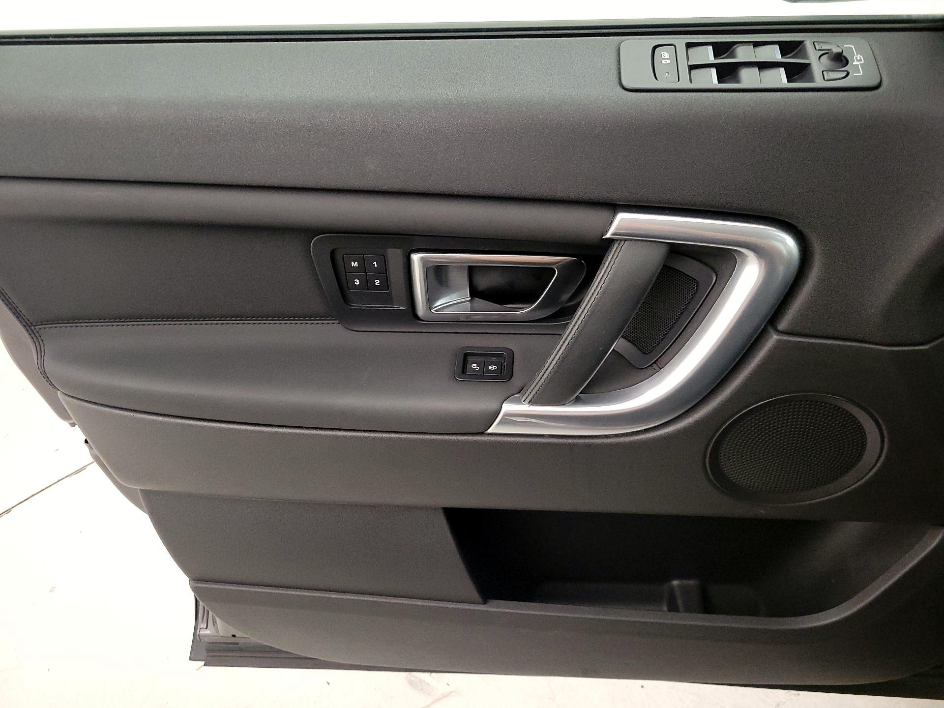 Thumbnail: 2016 Land Rover Discovery Sport - 12
