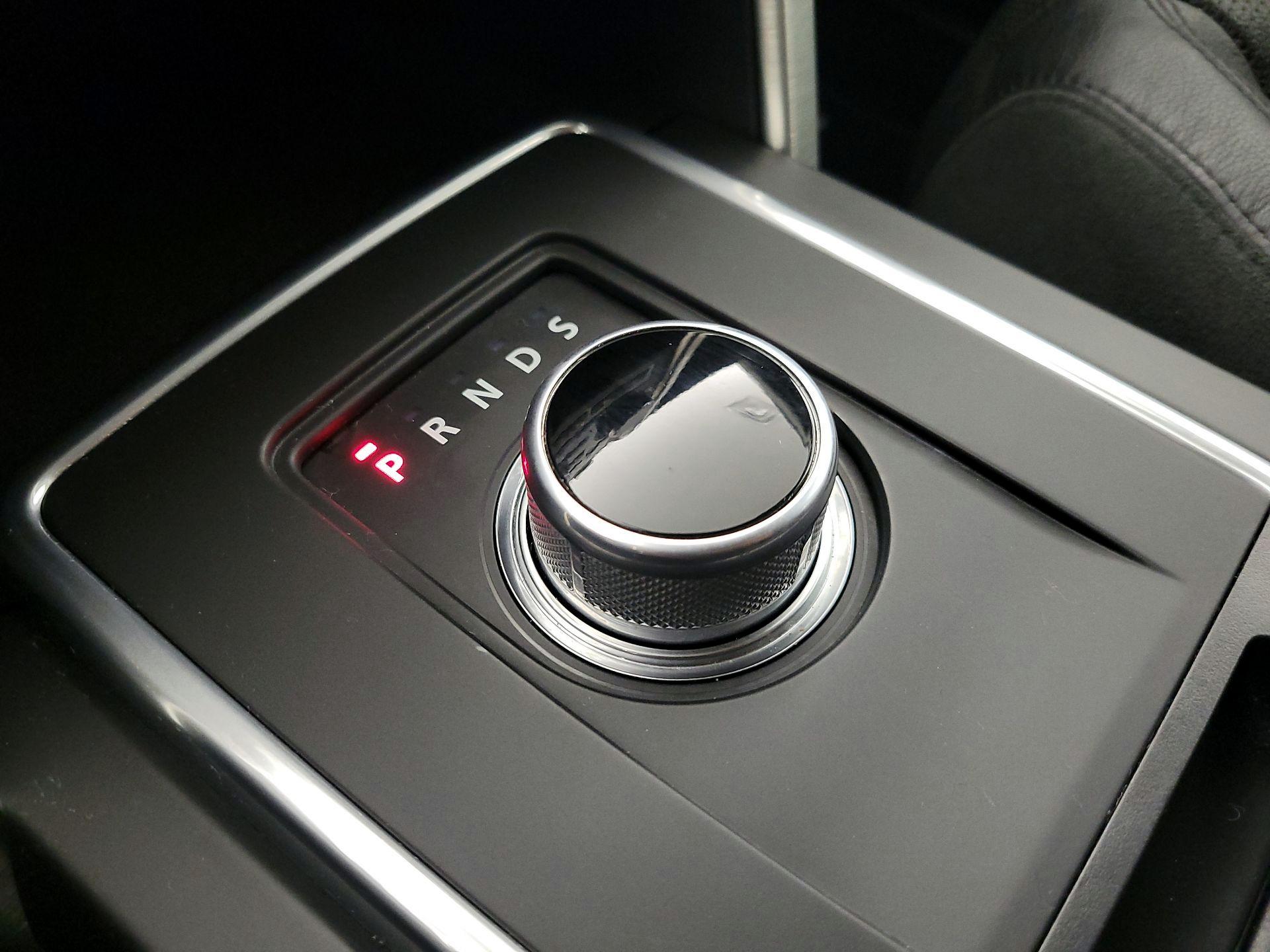 Thumbnail: 2016 Land Rover Discovery Sport - 17