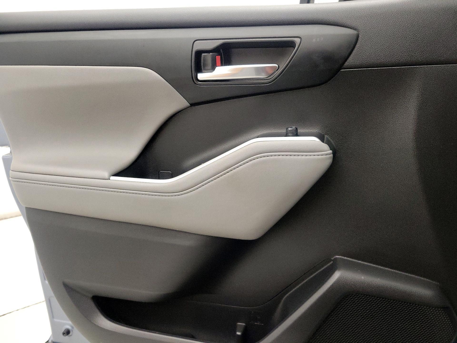 Thumbnail: 2020 Toyota Highlander - 12