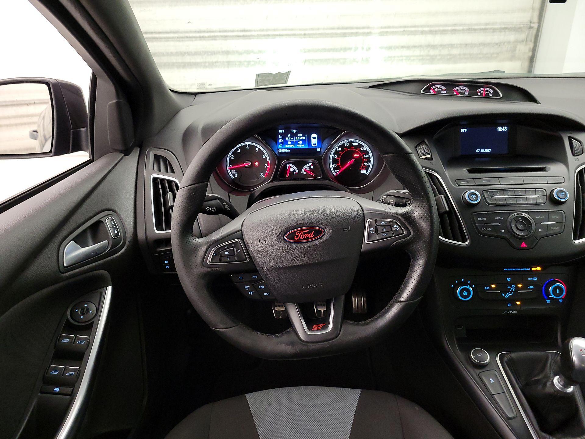 Thumbnail: 2016 Ford Focus - 10