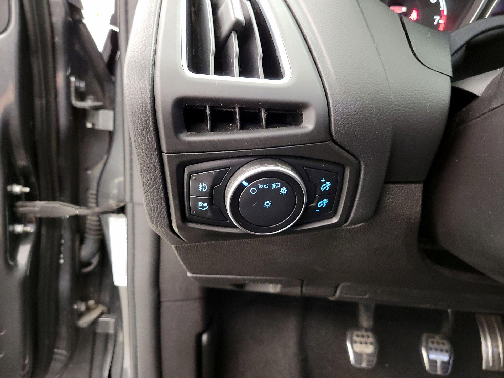 Thumbnail: 2016 Ford Focus - 13