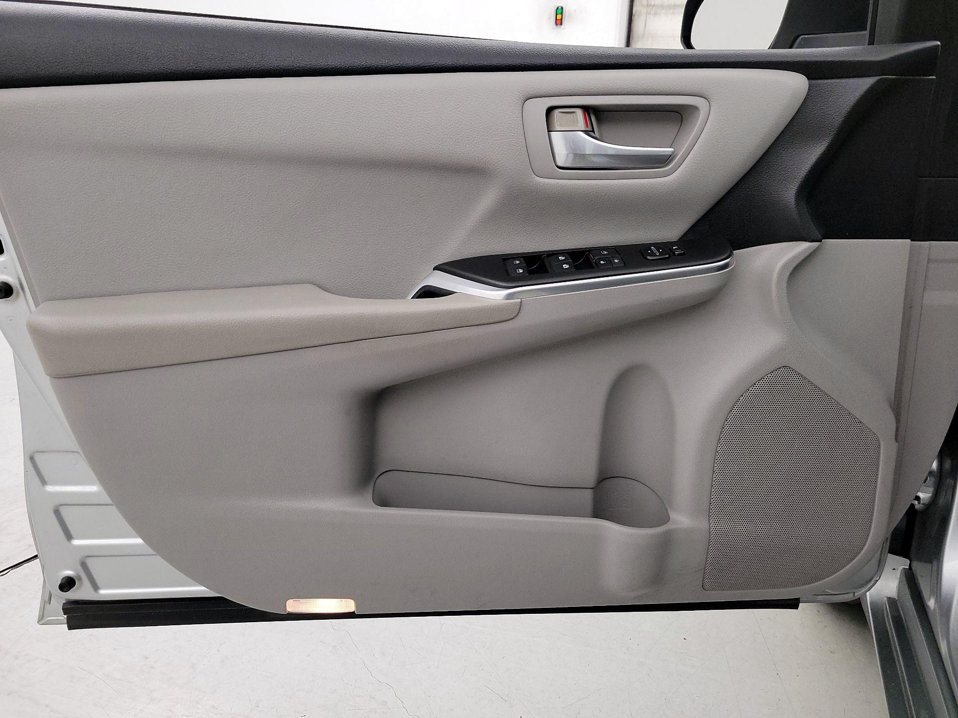 Thumbnail: 2016 Toyota Camry - 12