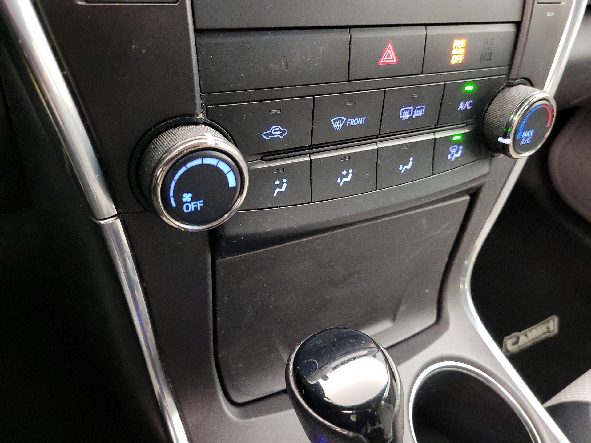 Thumbnail: 2016 Toyota Camry - 16