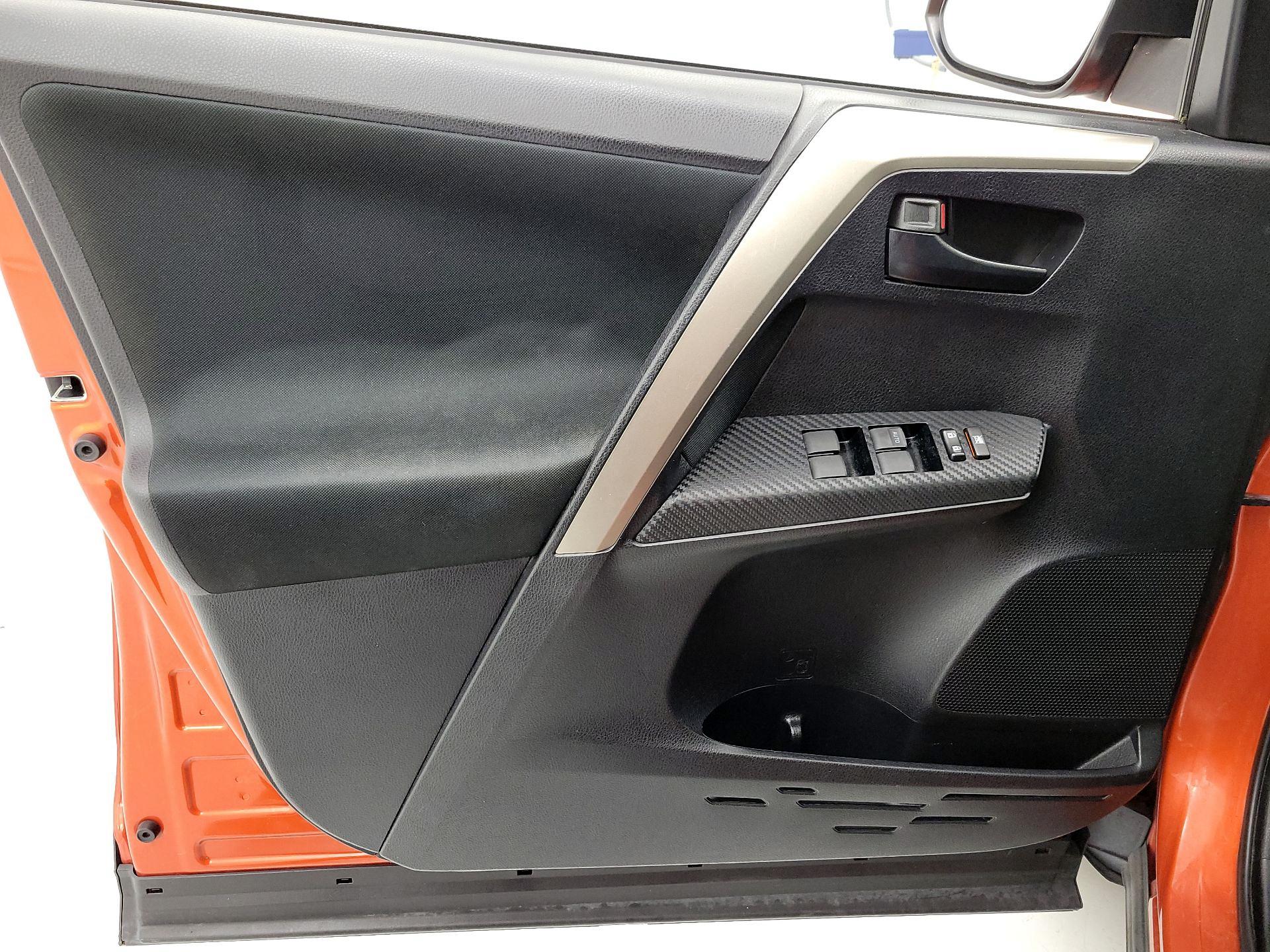 Thumbnail: 2015 Toyota RAV4 - 12