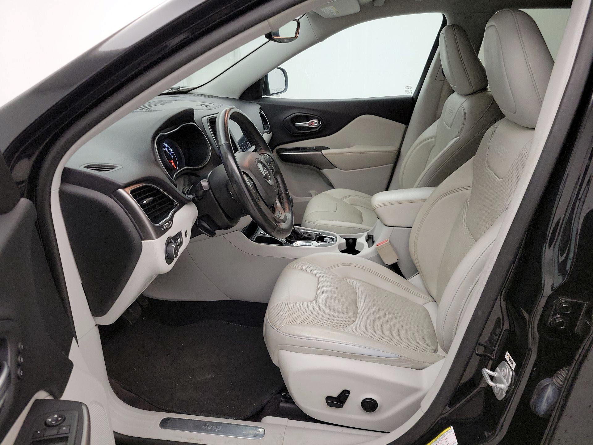 Thumbnail: 2019 Jeep Cherokee - 11