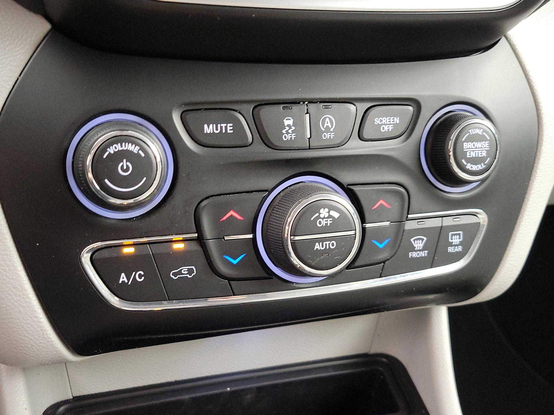 Thumbnail: 2019 Jeep Cherokee - 16