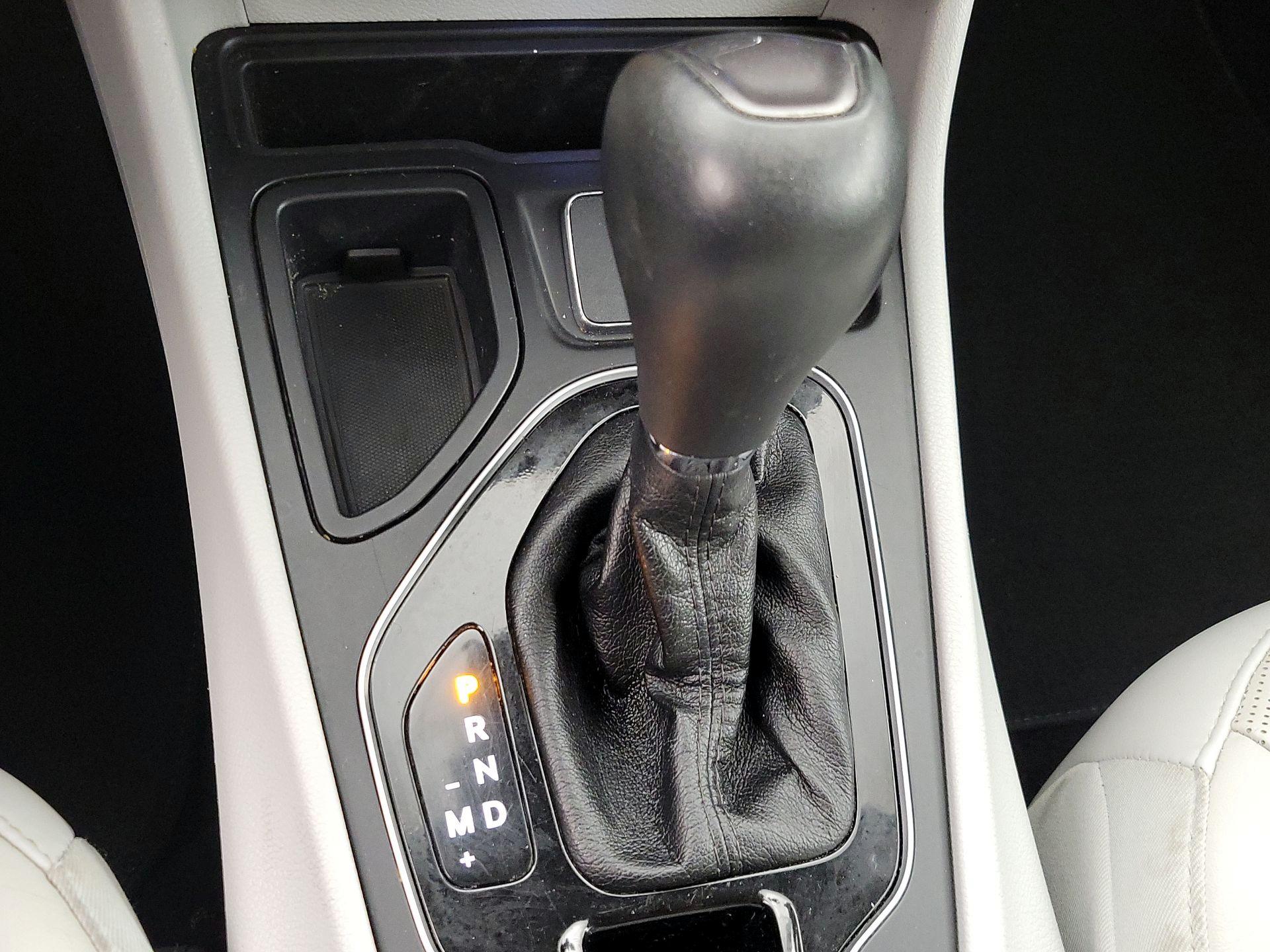 Thumbnail: 2019 Jeep Cherokee - 17