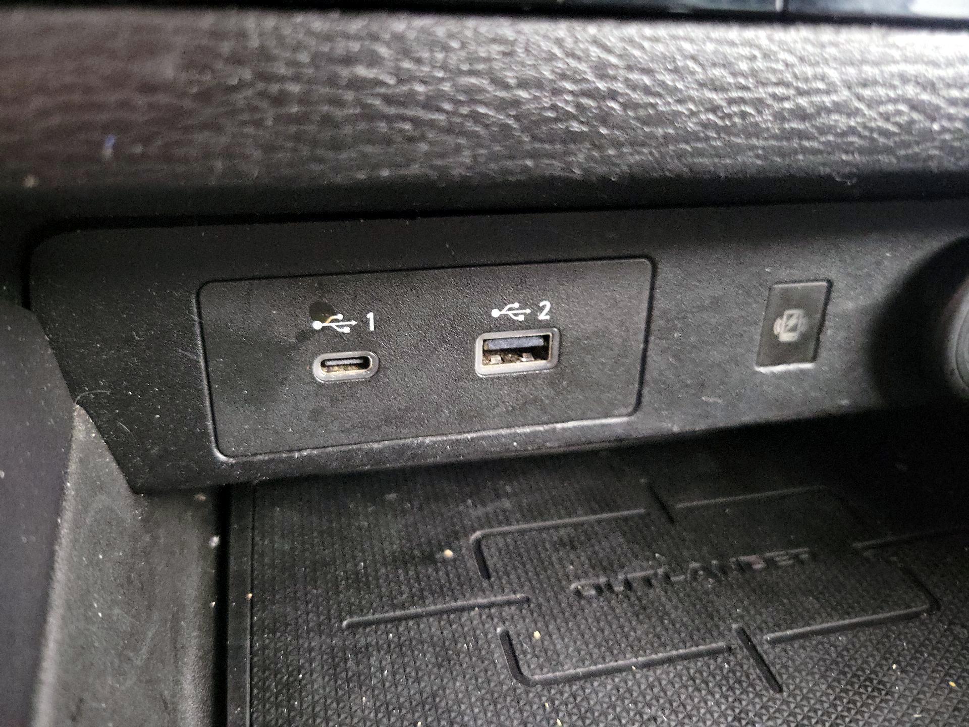 Thumbnail: 2022 Mitsubishi Outlander - 18