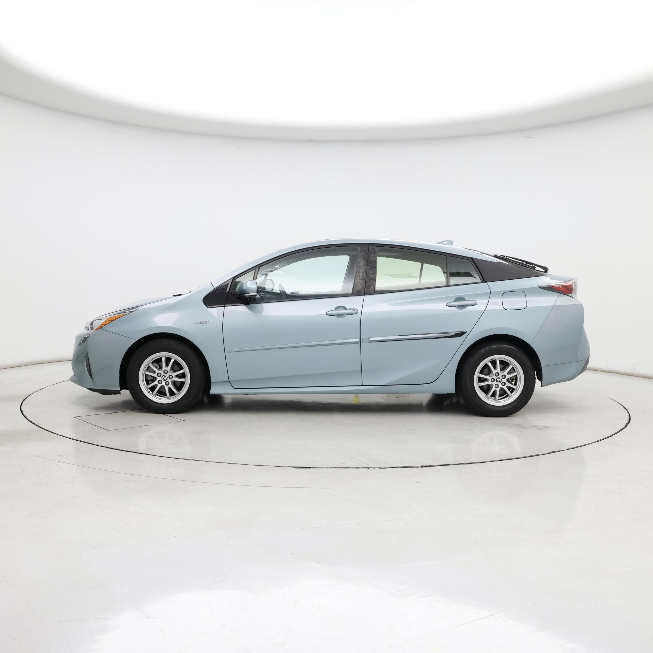 Thumbnail: 2016 Toyota Prius - 3
