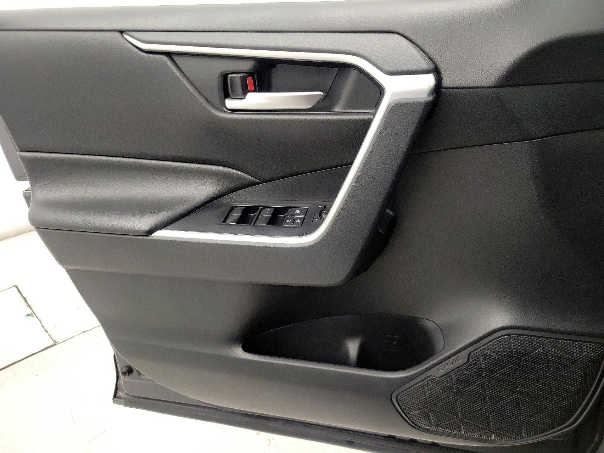 Thumbnail: 2019 Toyota RAV4 - 12