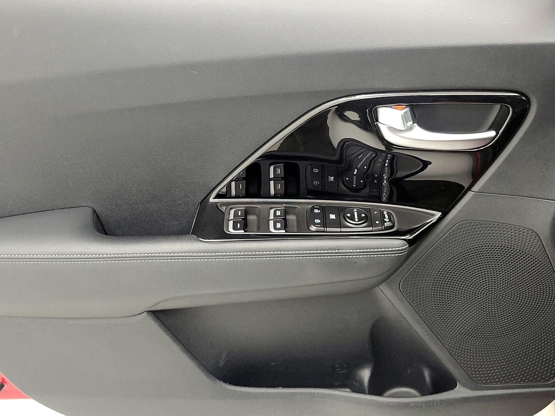 Thumbnail: 2017 Kia Niro - 12