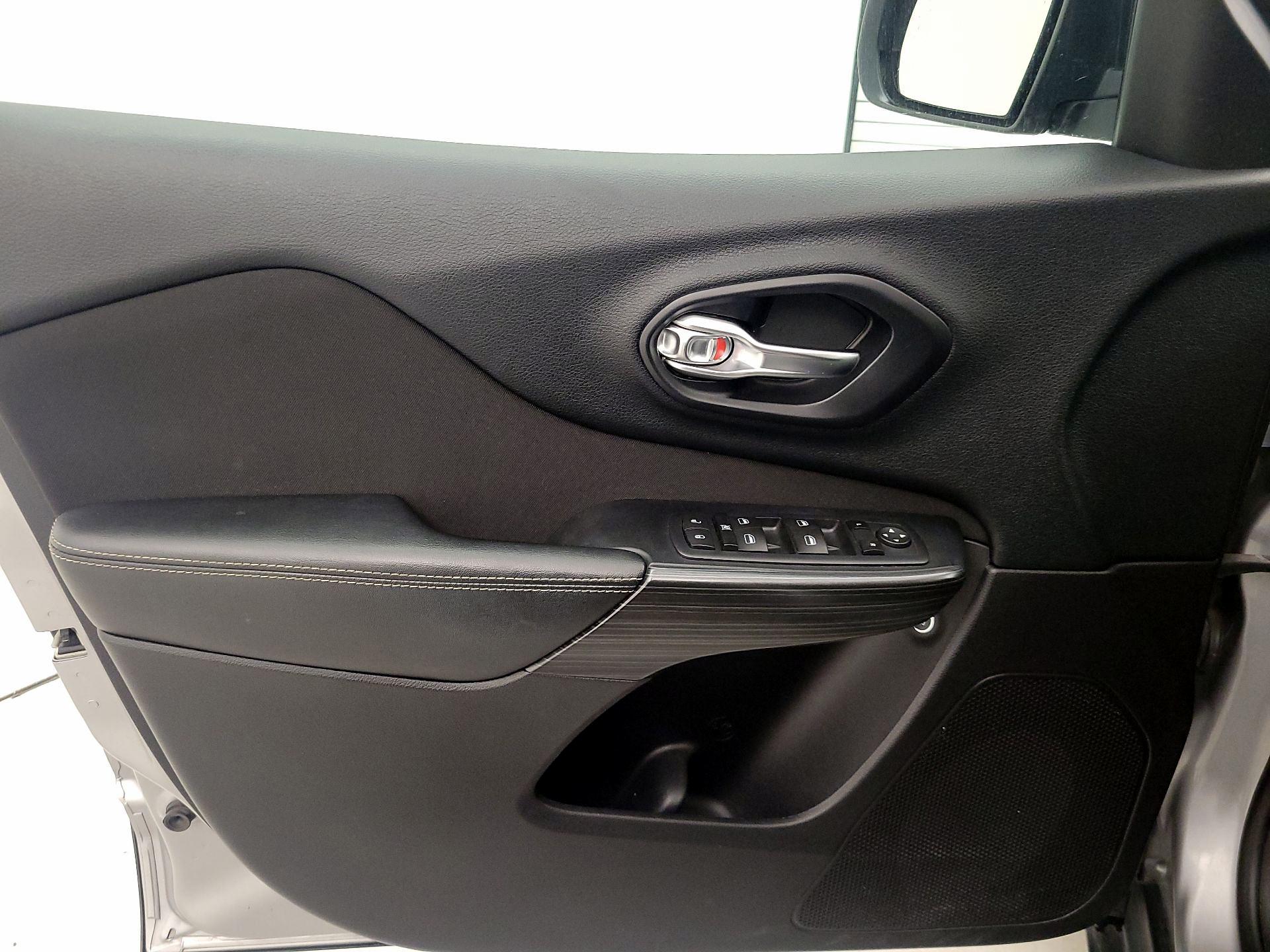 Thumbnail: 2016 Jeep Cherokee - 12