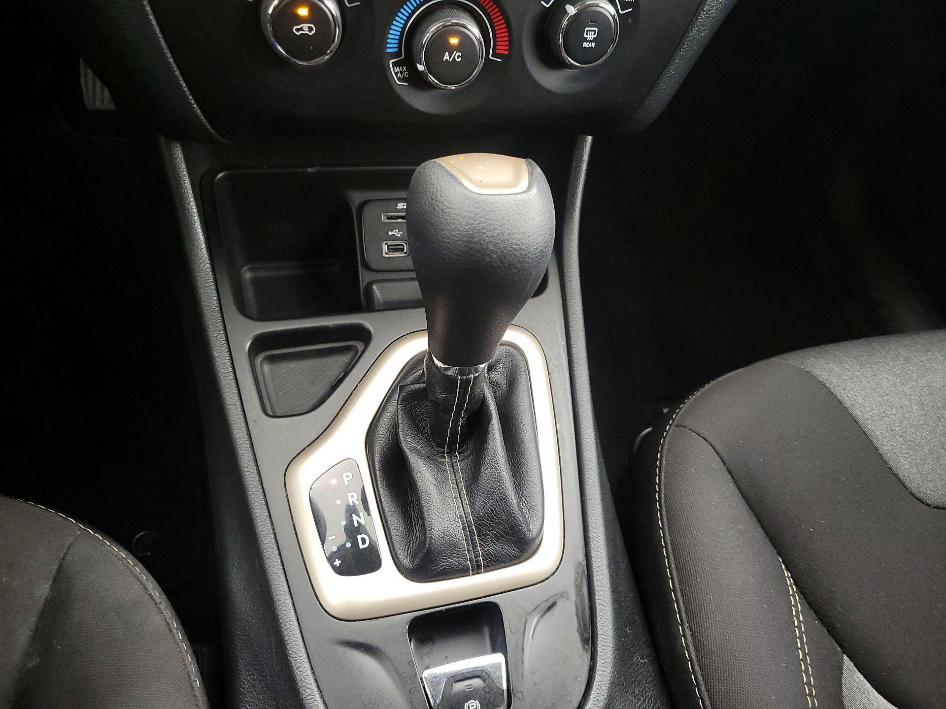 Thumbnail: 2016 Jeep Cherokee - 16