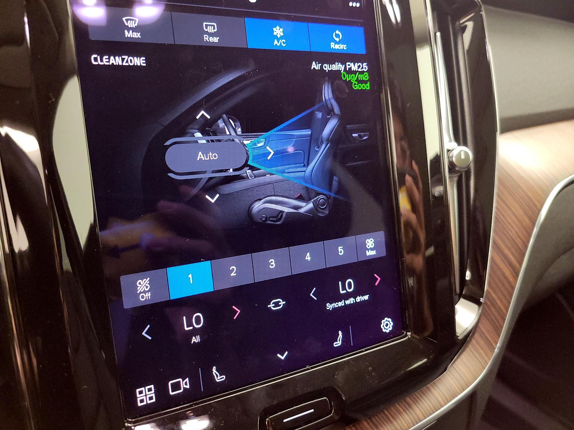 Thumbnail: 2022 Volvo XC60 - 17