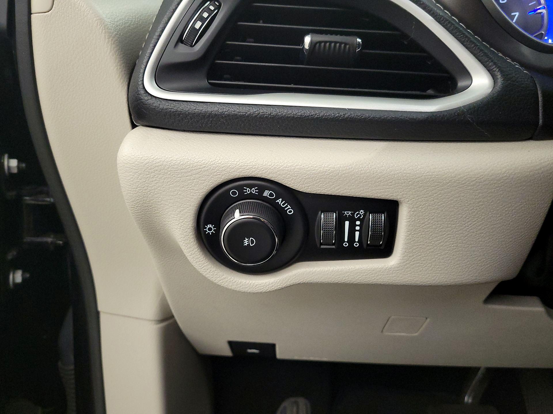 Thumbnail: 2021 Chrysler Pacifica - 13