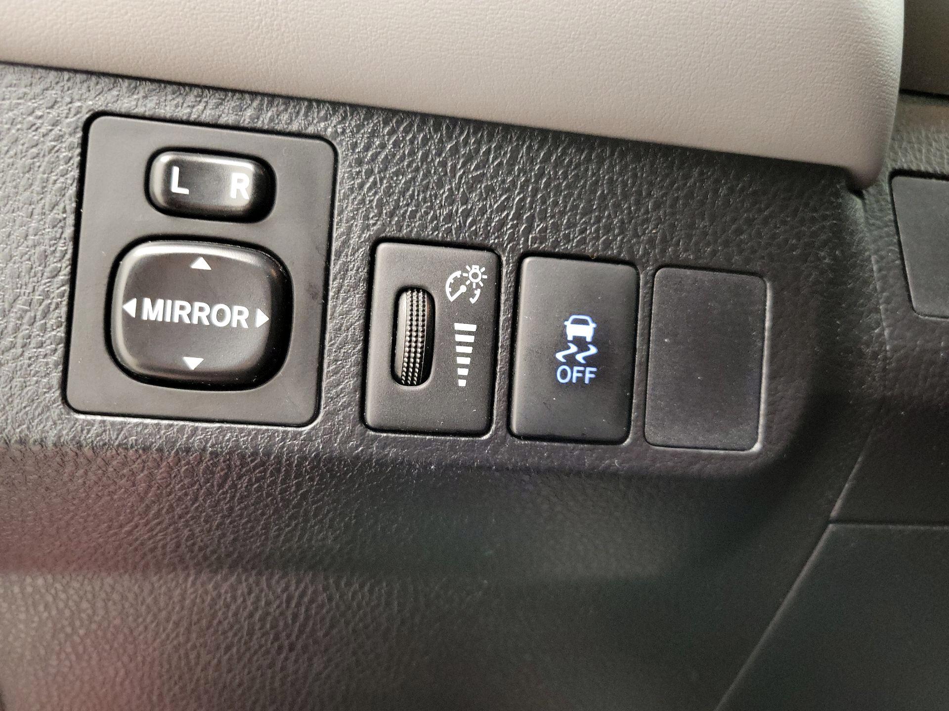 Thumbnail: 2015 Toyota RAV4 - 13