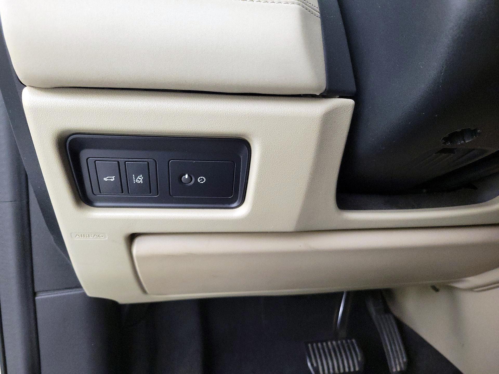 Thumbnail: 2019 Land Rover Discovery Sport - 13