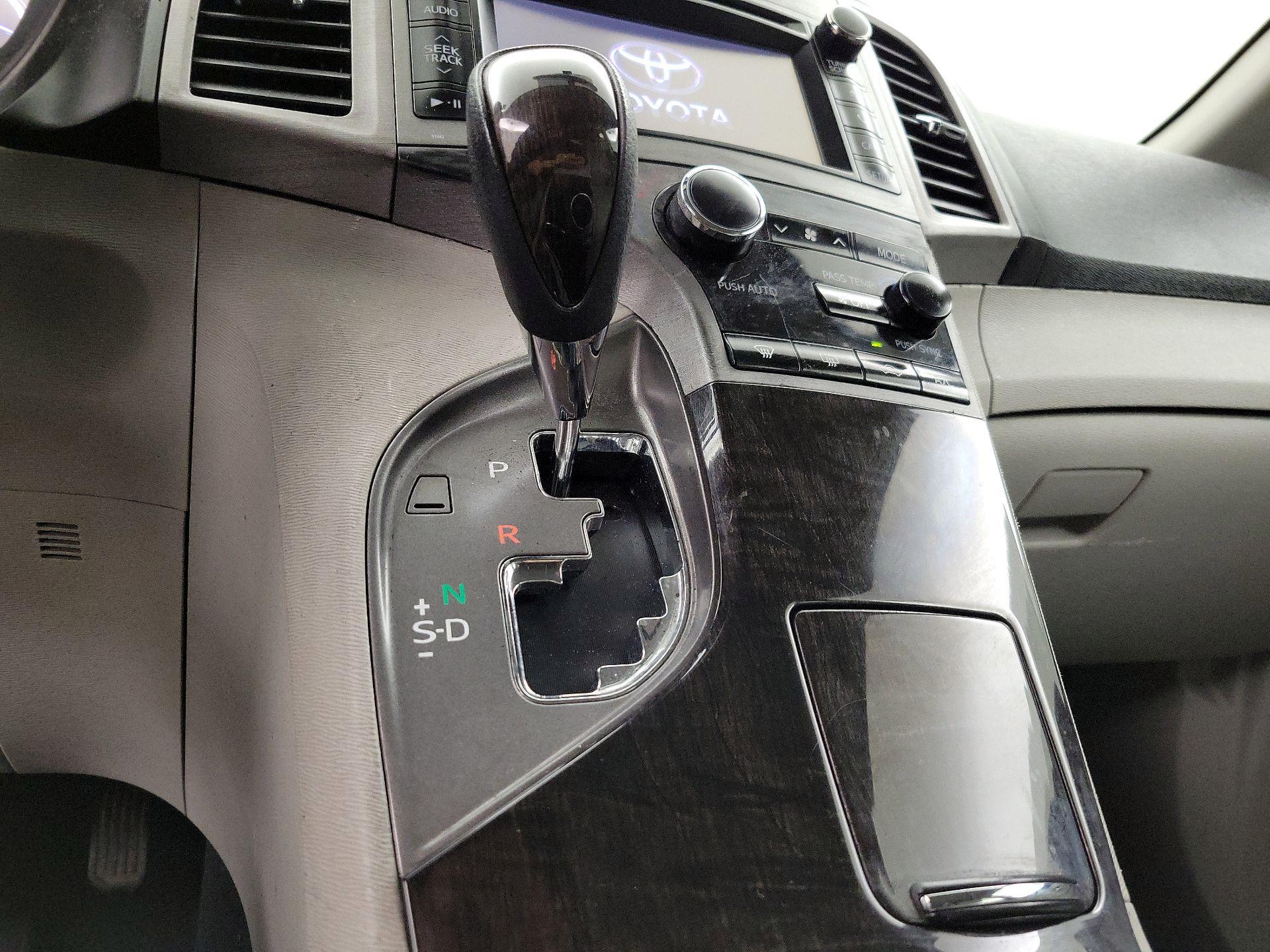 Thumbnail: 2014 Toyota Venza - 16