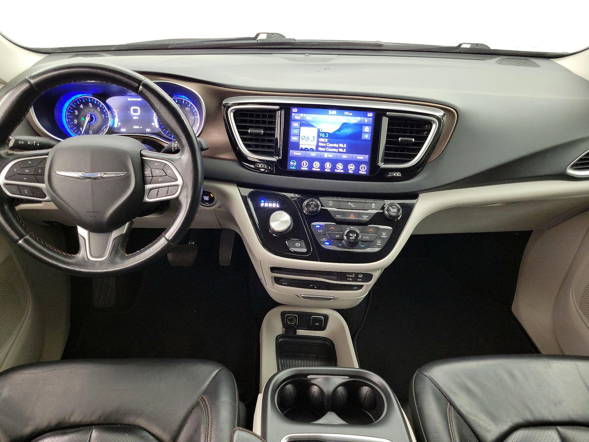Thumbnail: 2018 Chrysler Pacifica - 9