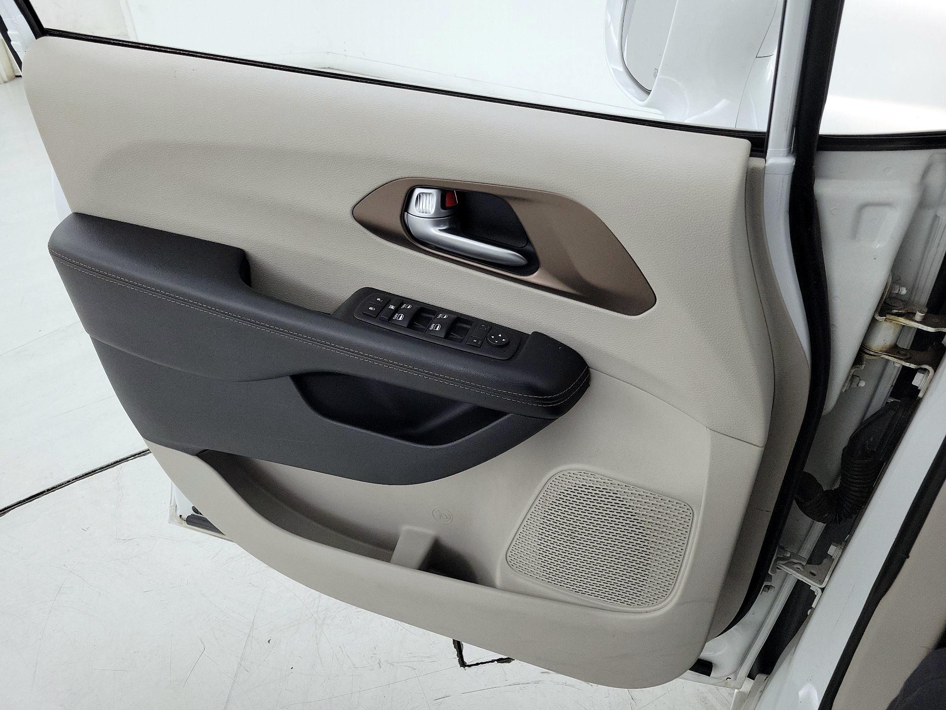 Thumbnail: 2018 Chrysler Pacifica - 12