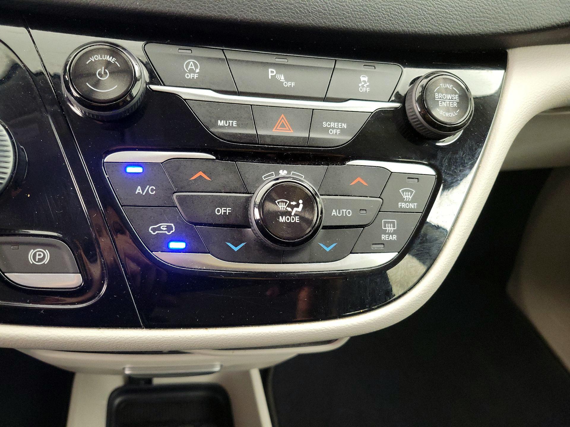 Thumbnail: 2018 Chrysler Pacifica - 16