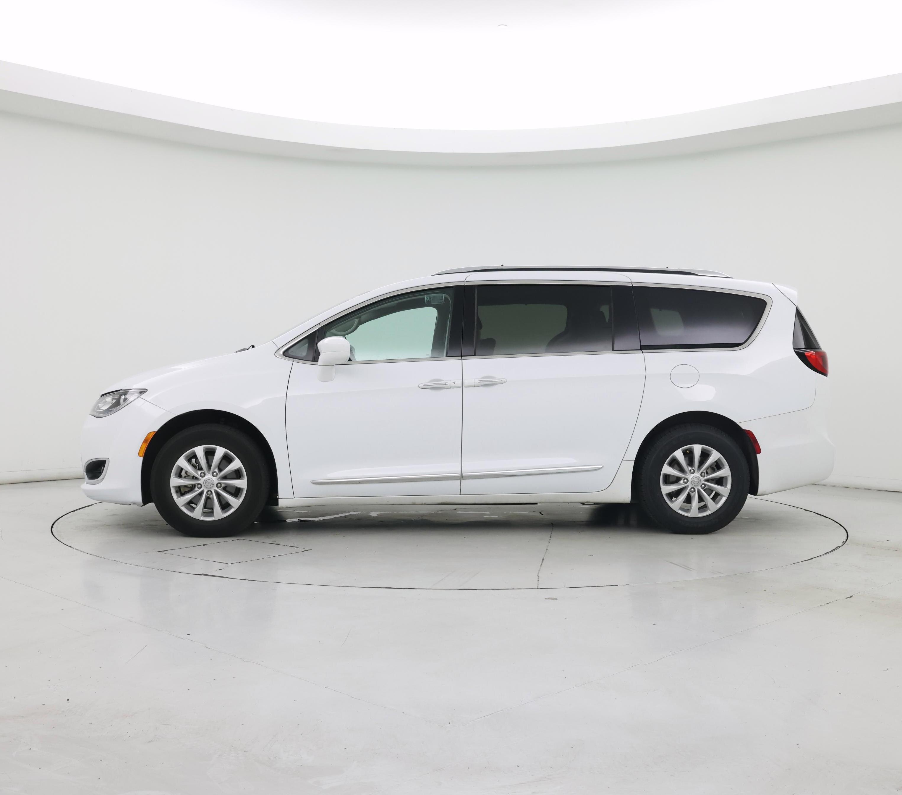 Thumbnail: 2018 Chrysler Pacifica - 3