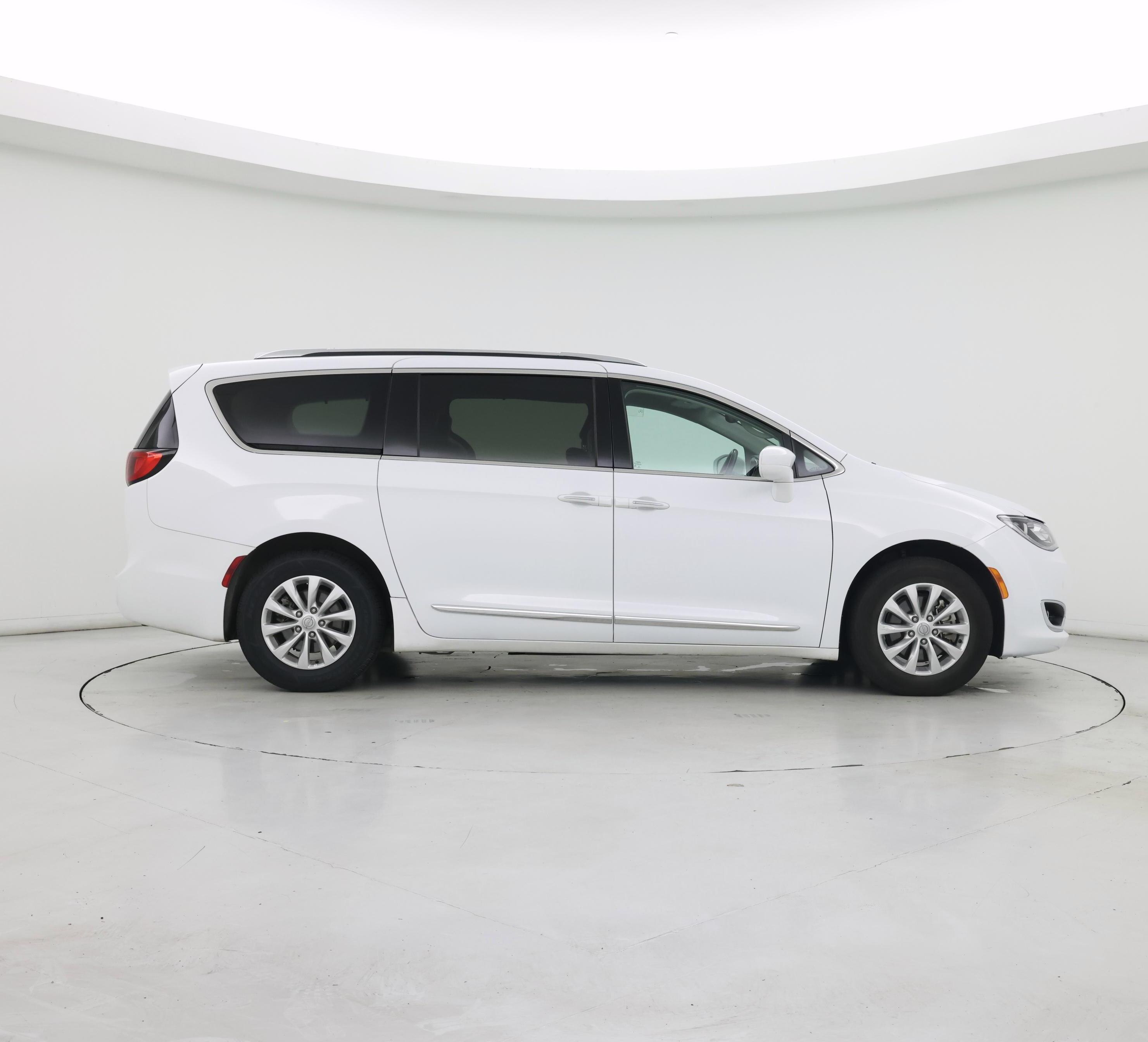 Thumbnail: 2018 Chrysler Pacifica - 7