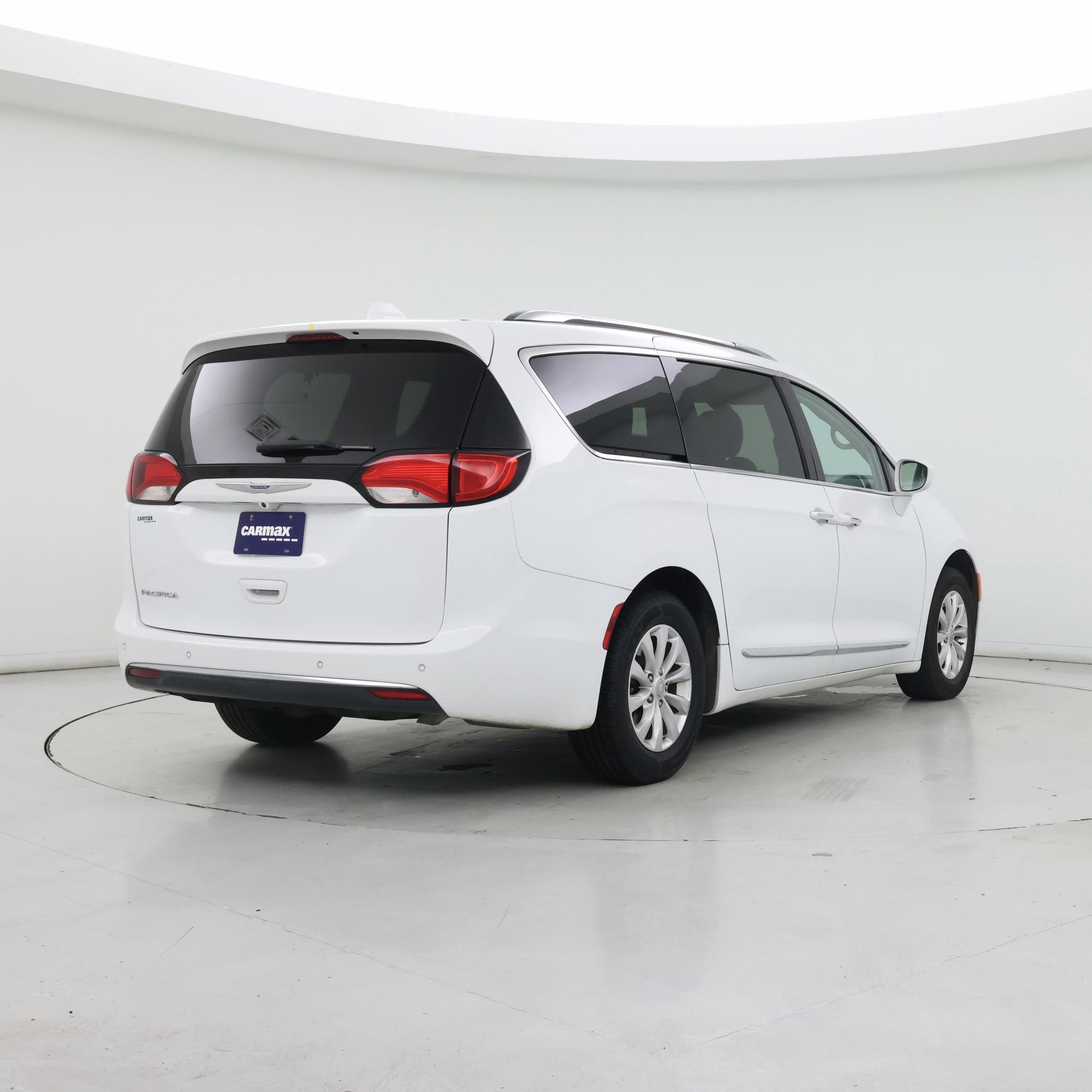 Thumbnail: 2018 Chrysler Pacifica - 8