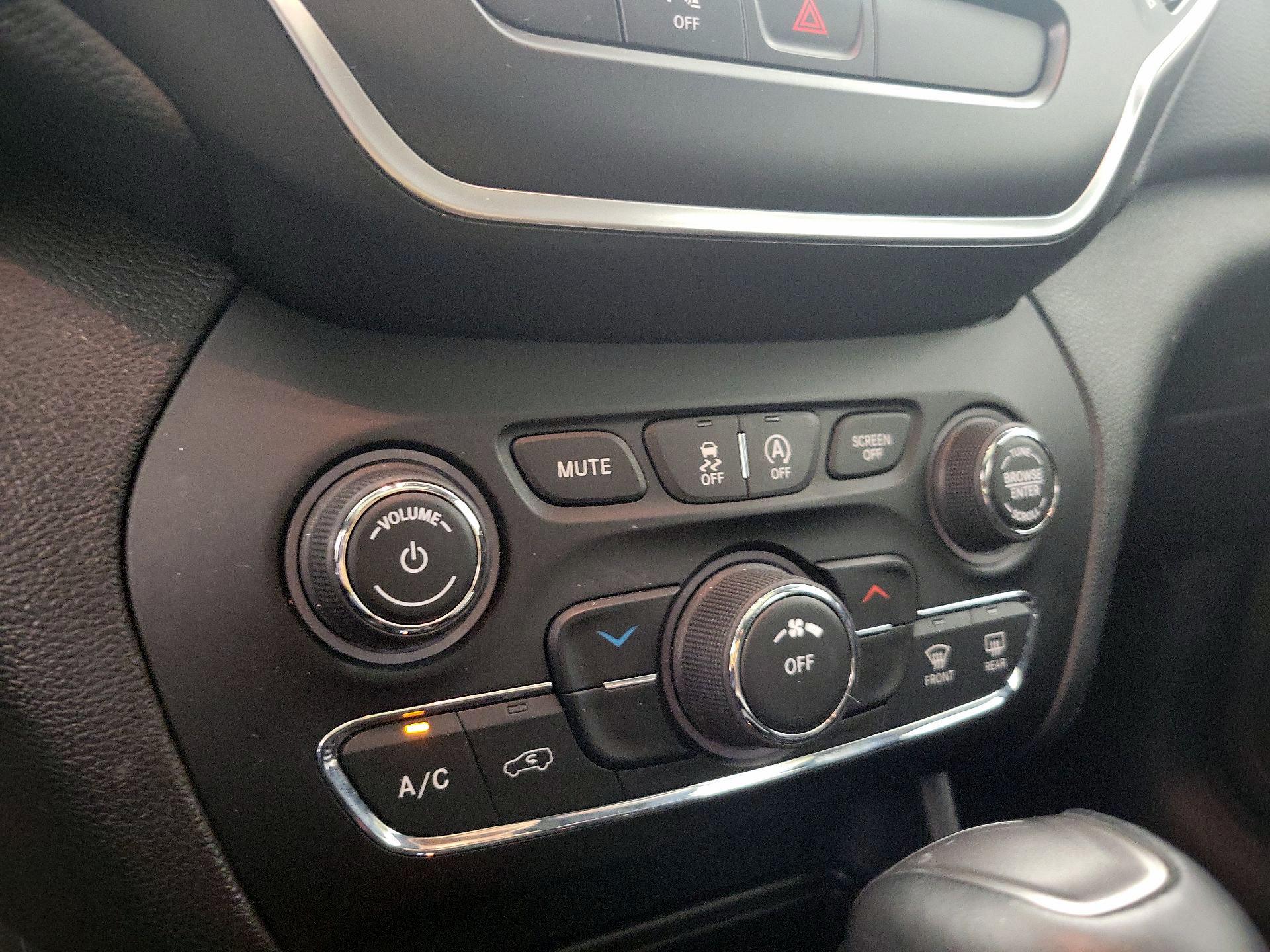 Thumbnail: 2019 Jeep Cherokee - 16