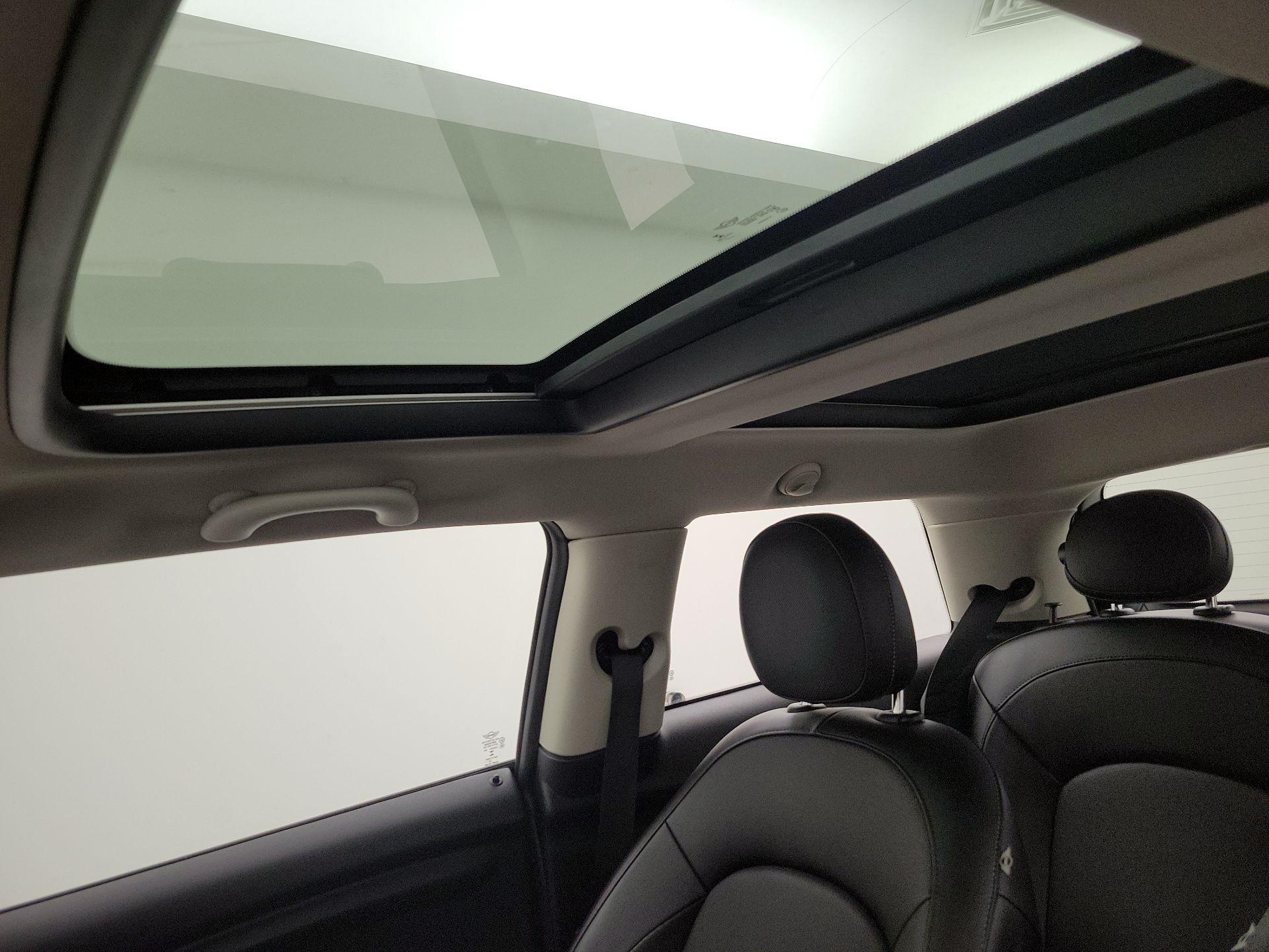 Thumbnail: 2015 MINI Cooper Hardtop - 17
