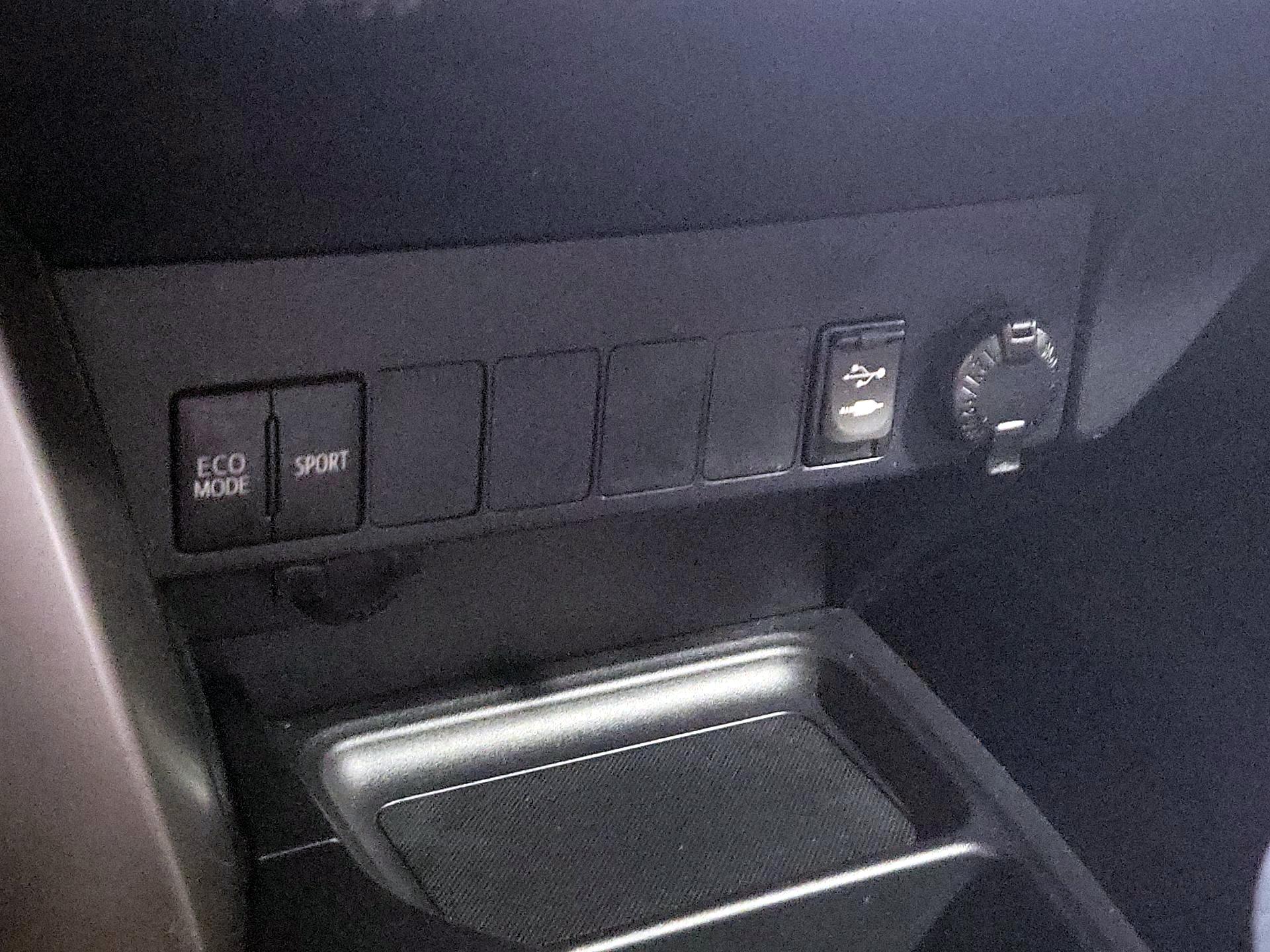 Thumbnail: 2015 Toyota RAV4 - 18