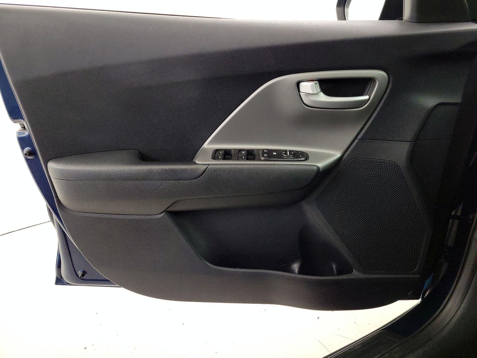 Thumbnail: 2017 Kia Niro - 12