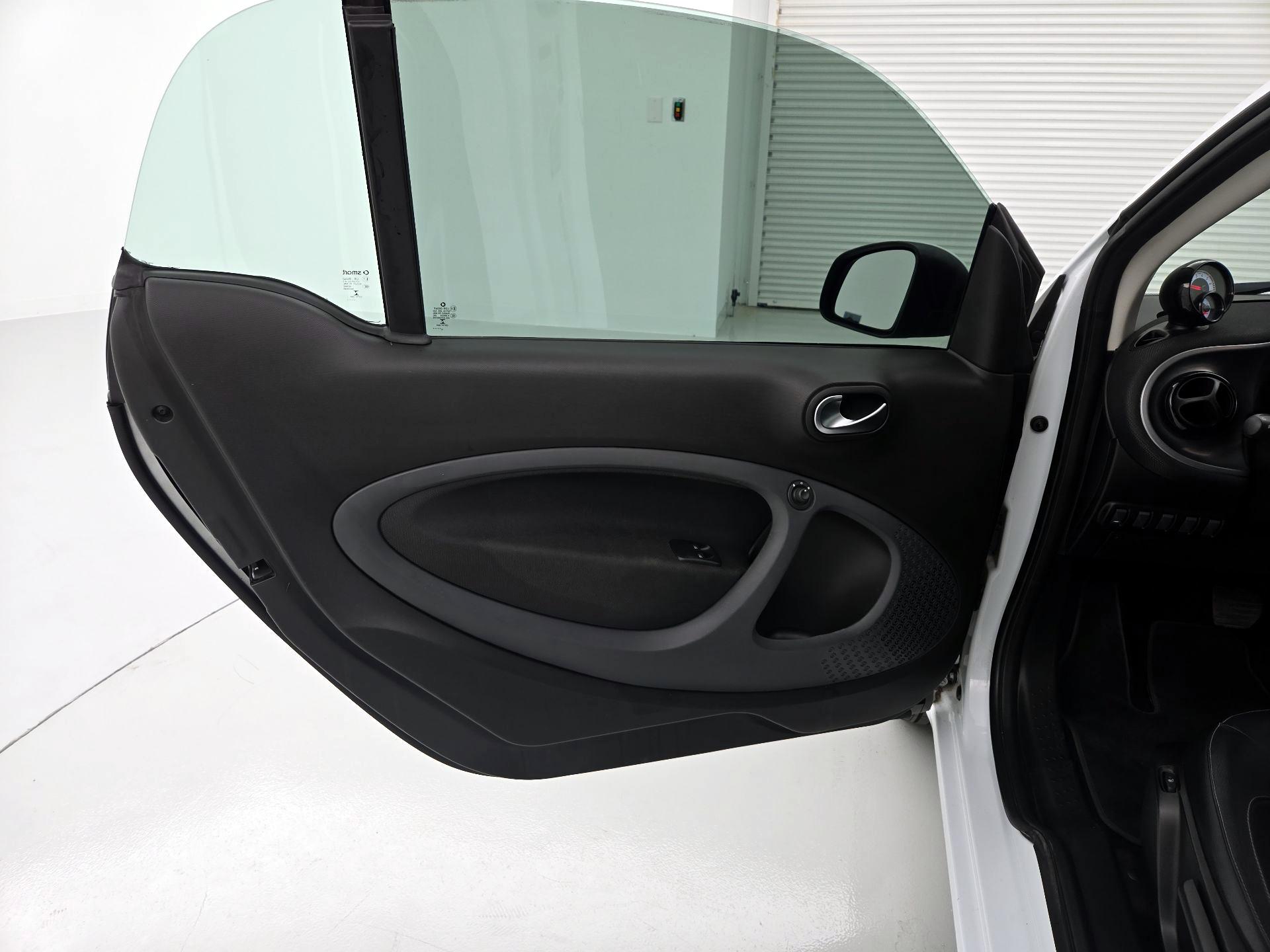 Thumbnail: 2016 smart fortwo - 12