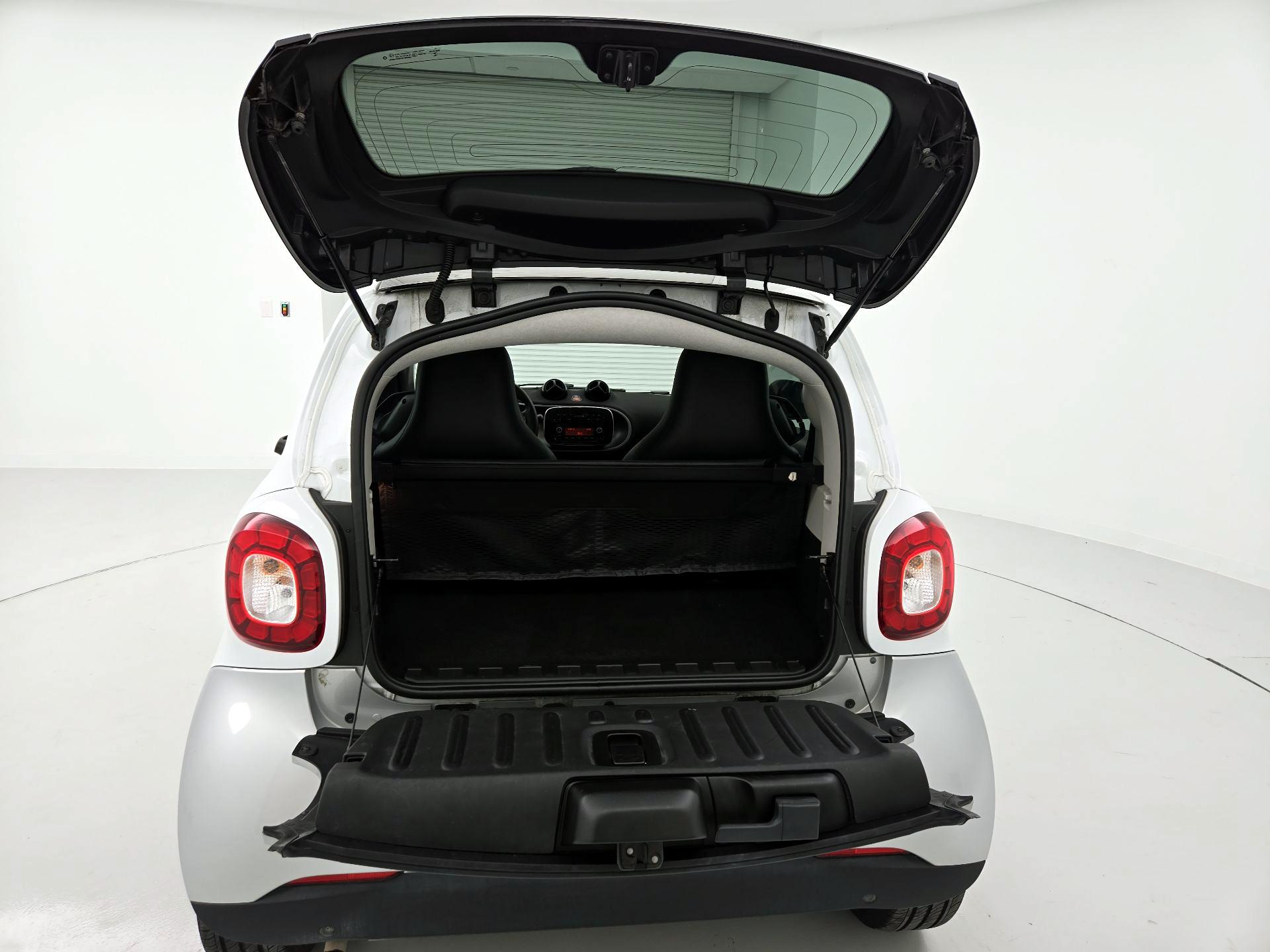 Thumbnail: 2016 smart fortwo - 19