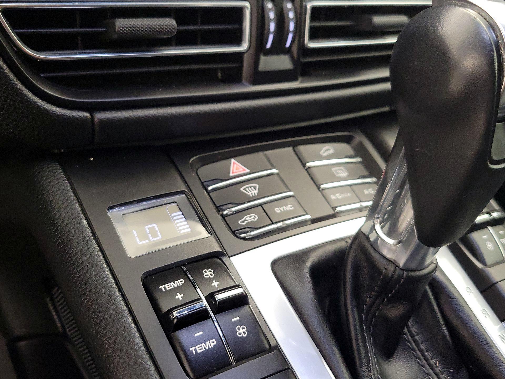 Thumbnail: 2020 Porsche Macan - 16